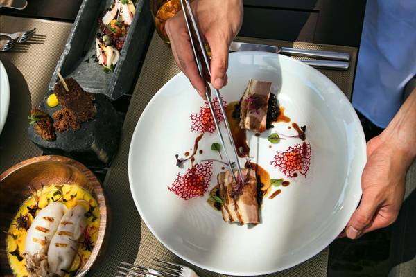 Essen auf einem Teller im Maxx Royal Belek Golf Resort, serviert mit Stäbchen.