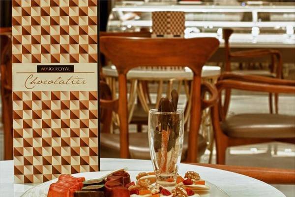 Maxx Royal Belek Golf Resort Schokoladenplatte mit verschiedenen Pralinen und Nüssen.