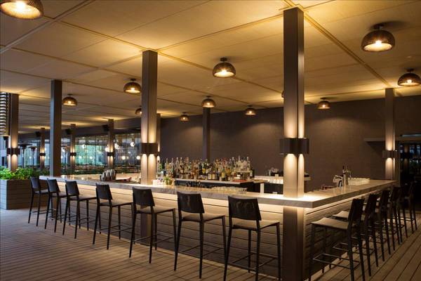 Bar im Maxx Royal Belek Golf Resort mit vielen Getränken und Barhockern