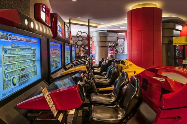 Rennsimulator-Halle im Maxx Royal Belek Golf Resort mit roten und gelben Simulatoren