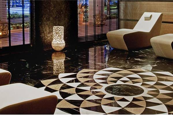 Loungebereich im Maxx Royal Belek Golf Resort mit modernen Möbeln und Marmorboden.