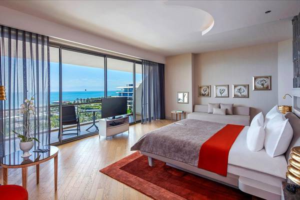 Innenansicht einer Suite im Maxx Royal Belek Golf Resort mit Blick auf das Meer.