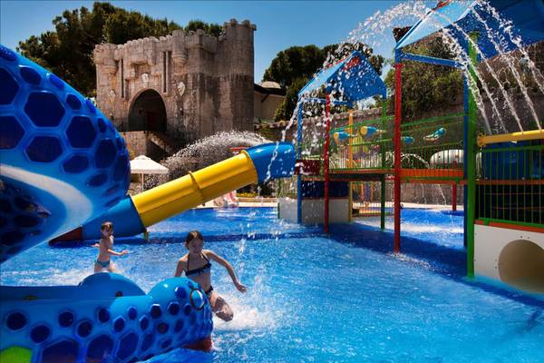 Zwei Kinder spielen im Wasserpark des Maxx Royal Belek Golf Resort.