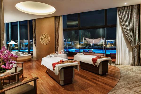 Spa-Behandlungsraum im Maxx Royal Belek Golf Resort mit Blick auf den Pool.