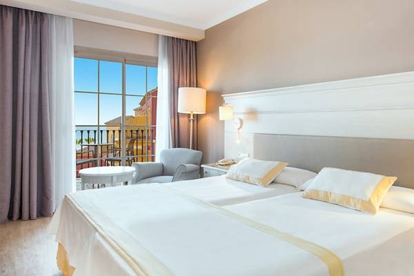 Doppelzimmer im Iberostar Malaga Playa Hotel mit zwei Betten, einem Balkon und Meerblick.