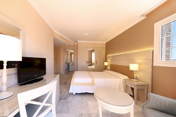 Hotelzimmer im Iberostar Malaga Playa mit Doppelbett, Fernseher und Schreibtisch.