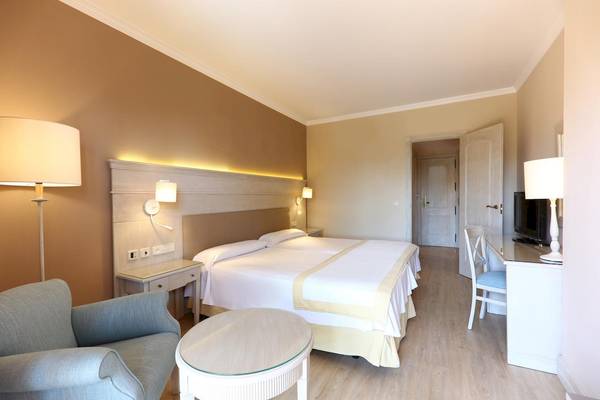 Doppelbettzimmer im Iberostar Malaga Playa Hotel mit moderner Einrichtung.