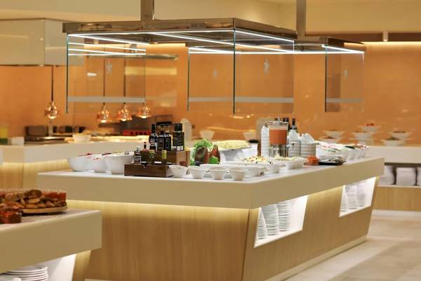 Frühstücksbuffet im Iberostar Malaga Playa Hotel mit verschiedenen Speisen und Getränken.