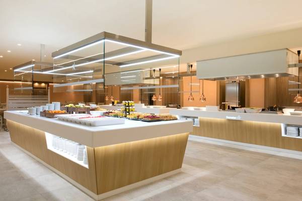 Restaurant im Iberostar Malaga Playa Hotel mit vielen Gerichten und Geschirr