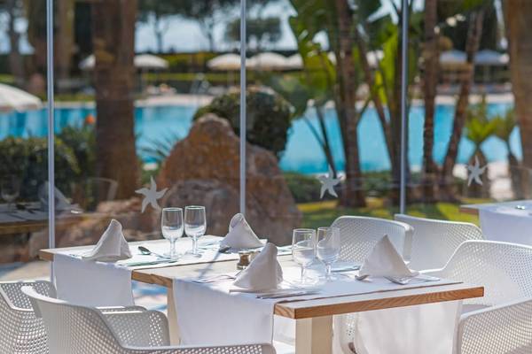 Außenrestaurant mit Blick auf den Pool im Iberostar Malaga Playa Hotel.