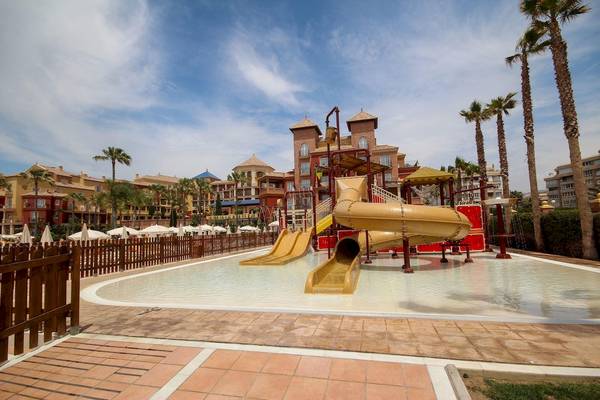 Wasserrutsche im Iberostar Malaga Playa Hotel mit Gebäuden im Hintergrund