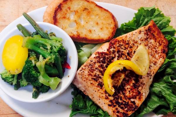Ein Teller mit gebratenem Lachs, Brokkoli, grünen Bohnen und Toast