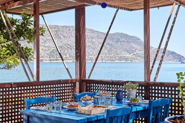 Terrasse im Blue Palace Resort & Spa mit Blick auf das Meer und die Berge