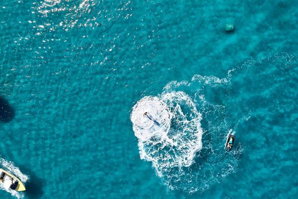 Uebersicht des Blue Palace Resorts & Spa mit Booten und Wasser im Meer