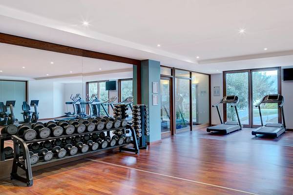 Fitness-Center im Blue Palace Resort & Spa mit Laufbändern und Hantelbank.