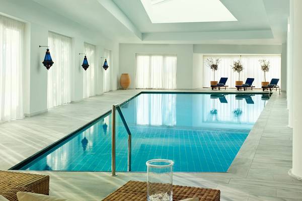 Einrichtung des Blue Palace Resort & Spa mit einem großen Innenpool und Loungebereich.