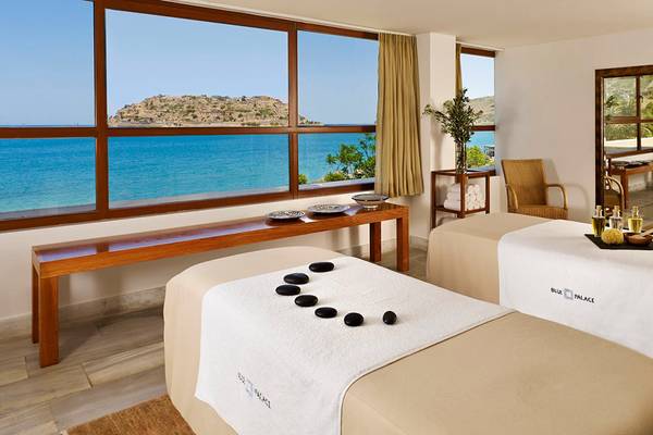 Massage-Lounge im Blue Palace Resort & Spa mit Blick auf das Meer.