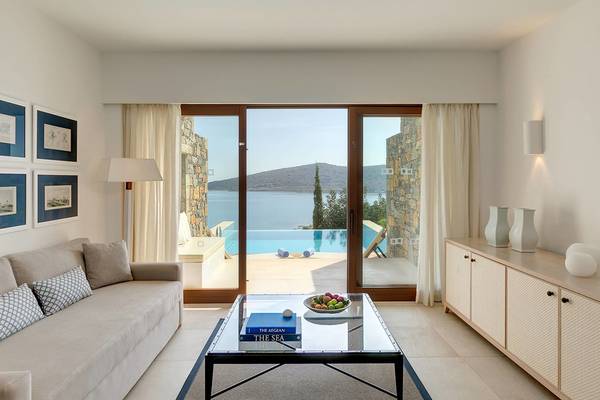 Wohnzimmer im Blue Palace Resort & Spa mit Blick auf den Pool und das Meer.