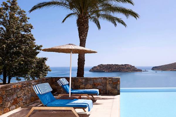 Terrasse im Blue Palace Resort & Spa mit Blick auf den Pool und das Meer