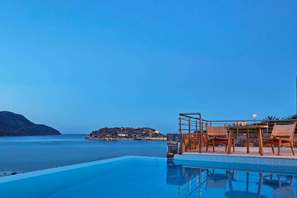Terrasse des Blue Palace Resort & Spa mit Blick auf das Meer und eine Insel