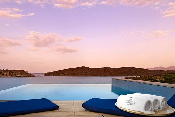 Pool im Blue Palace Resort & Spa mit Blick auf das Meer und Inseln