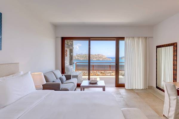 Hotelzimmer im Blue Palace Resort & Spa mit Blick auf den Ozean