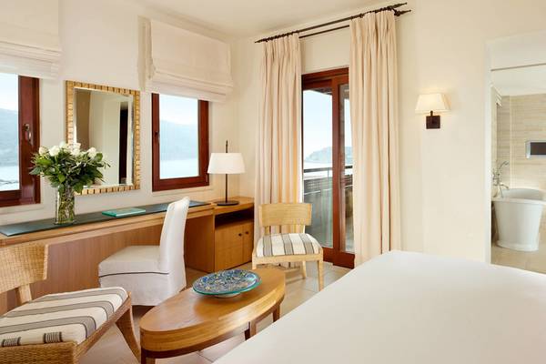 Ein elegantes Hotelzimmer im Blue Palace Resort & Spa mit Blick auf das Meer.