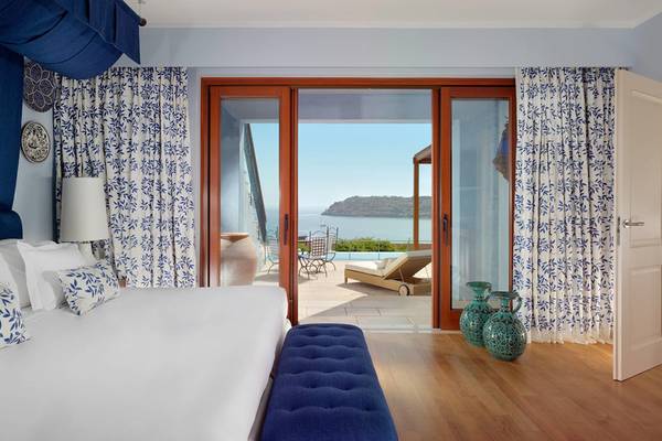 Schlafzimmer im Blue Palace Resort & Spa mit Blick auf das Meer und eine Terrasse.