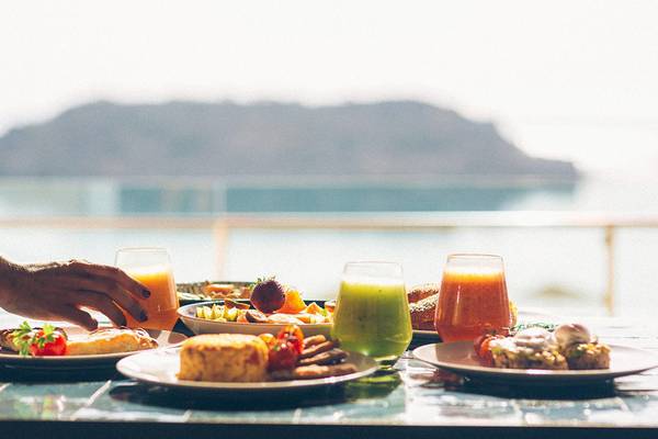 Frühstücksbuffet mit Blick auf eine Insel im Blue Palace Resort & Spa