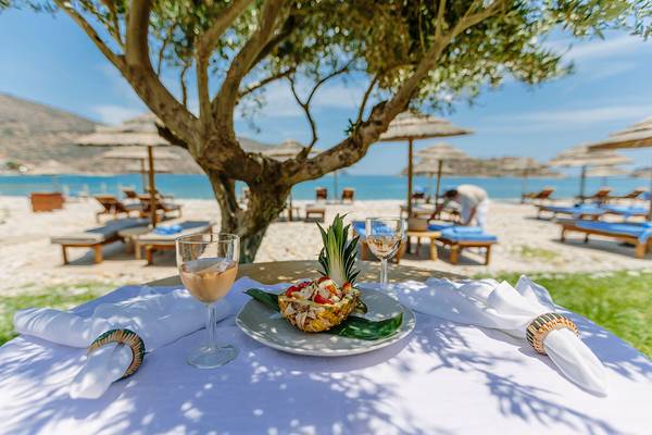 Strandtisch mit Getr änk und Essen im Blue Palace Resort & Spa