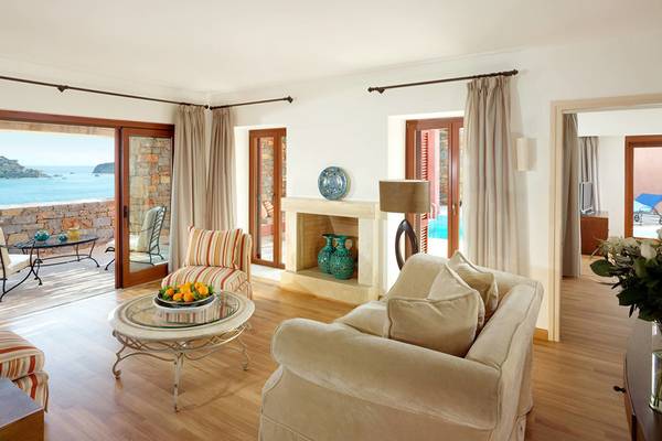 Wohnzimmer im Blue Palace Resort & Spa mit Meerblick und offenem Balkon.