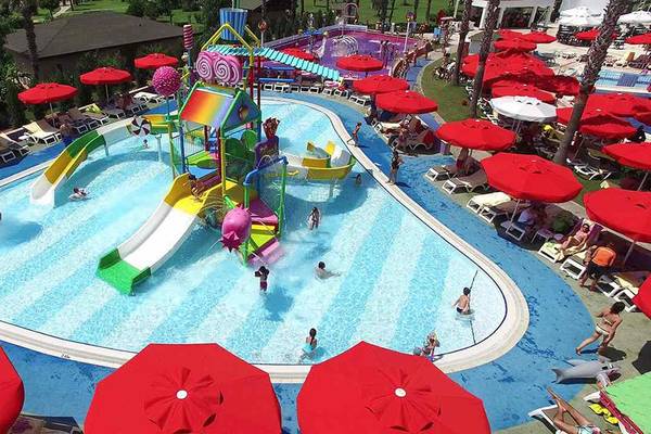 Luftaufnahme des Wasserparks im IC Santai Family Resort mit Rutschen und Pools.