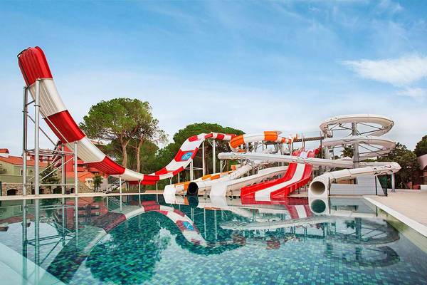 Wasserrutschen im Freibad des IC Santai Family Resorts