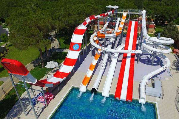 Luftaufnahme des IC Santai Family Resorts mit Wasserrutschen und Pool.