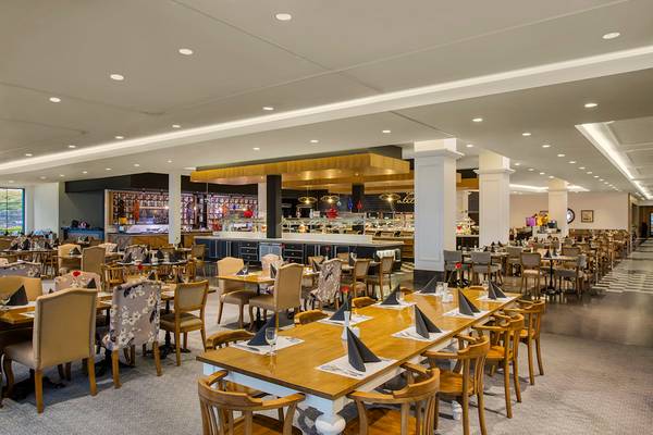 Restaurant im IC Santai Family Resort mit vielen Tischen und Stühlen, eingerichtet für Gäste.