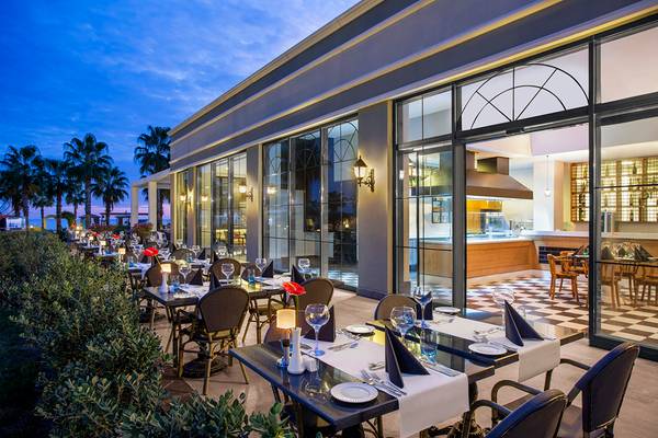 Terrassenrestaurant des IC Santai Family Resort bei Nacht