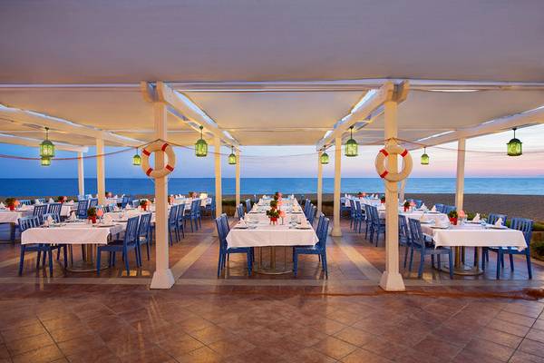 Außenterrasse des IC Santai Family Resorts mit Blick auf das Meer.
