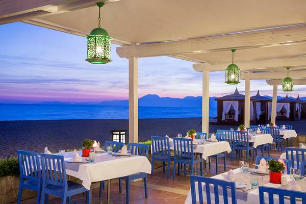 Außenrestaurant des IC Santai Family Resorts mit Blick auf das Meer und die Berge