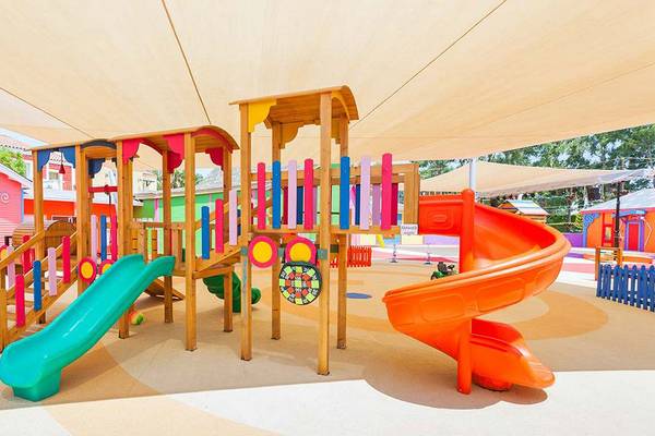 Kinderspielplatz im IC Santai Family Resort mit bunten Rutschen und Spielgeräten.