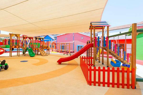 Kinderspielplatz im IC Santai Family Resort mit Rutschen und Spielen.