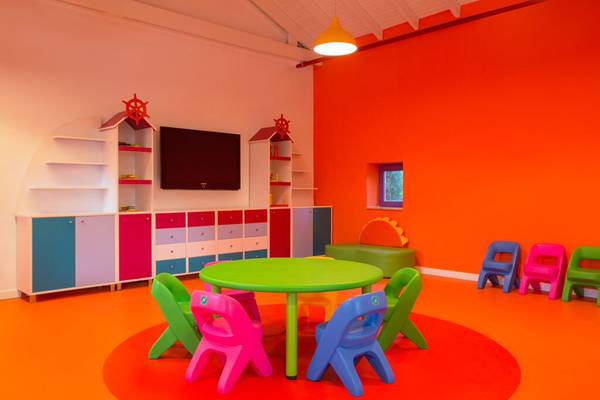 Kinderzimmer im IC Santai Family Resort mit bunten Möbeln und Spielzeug.