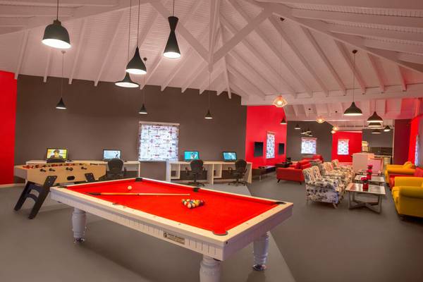 Spielzimmer im IC Santai Family Resort mit Billardtisch, Tischfußball und Computern