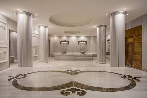 Wellnessbereich des IC Santai Family Resorts mit Marmorboden und Säulen