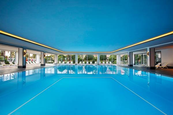 Innenpool des IC Santai Family Resort mit blauem Wasser und gelben Lichtakzenten