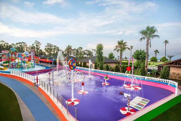 Luftaufnahme des bunten Wasserparks im IC Santai Family Resort
