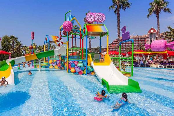 Wasserpark im IC Santai Family Resort mit bunten Rutschen und Wasserspielen