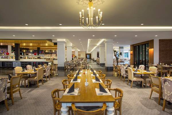 Restaurant des IC Santai Family Resort mit gedeckten Tischen und Stühlen.