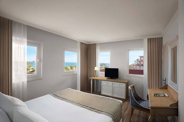 Zimmer im IC Santai Family Resort mit Blick auf das Meer und drei Fenstern.