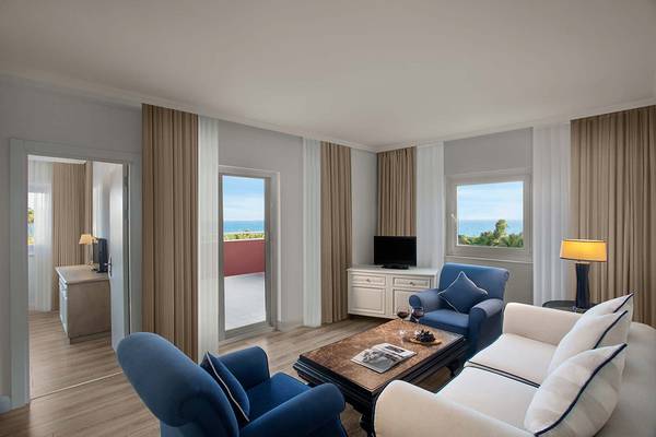 Wohnbereich im IC Santai Family Resort mit Blick auf das Meer.