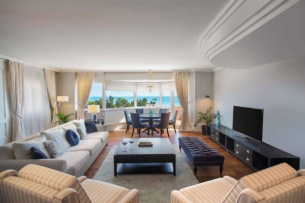 Wohnbereich des IC Santai Family Resorts mit Blick auf das Meer und eine elegante Einrichtung.
